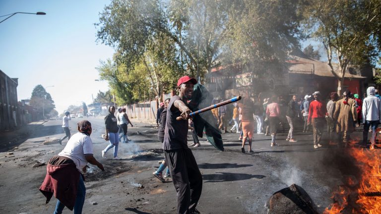 S.-Africa-riots-768x432