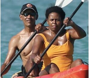 Con cúm vũ hán lợi hại như thế nào mà ...... Barack-and-Michelle-in-HI-300x263